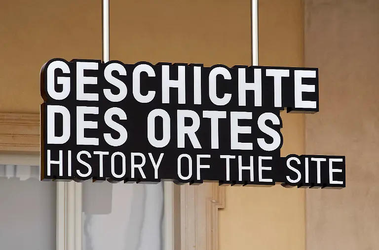 Deutschland-Berlin-Besucher-im-Innenhof-Schlueterhof-des-Humboldt-Forums