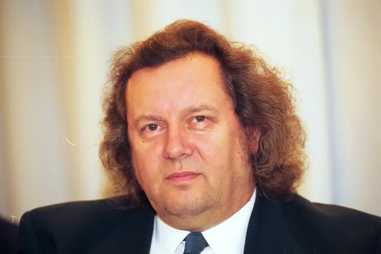 05-01-2000-Berlin-Marzahn-Der-Architekturprofessor-Wolf-Ruediger-Eisentraut-der-jetzt-ein-freies-Buero-in-Berlin-betreibt-hat-in-den-80er-Jahren-mit-seinem-Team-vom-damaligen-Ingenieurhochbau-Berlin-IHB-die-markantesten-Gebaeude-im-Bezirk-entworfen-Das-Rathaus-am-Helene-Weigel-Platz-das-multifunktionale-Freizeitforum-an-der-Marzahner-Promenade-das-Ensemble-aus-Warenhaus-Post-und-Dienstleistungshaus-am-Marzahner-Tor-und-etliche-andere-so-genannte-Gesellschaftsbauten-Einigen-dieser-Gebaeude-droht-nach-Plaenen-einer-Investorengruppe-jetzt-der-Abriss-Foto-Wolf-Ruediger-Eisentraut-steht-zum-Plattenbau-Allerdings-sollten-nur-Elemente-standardisiert-werden-keine-Haeuser