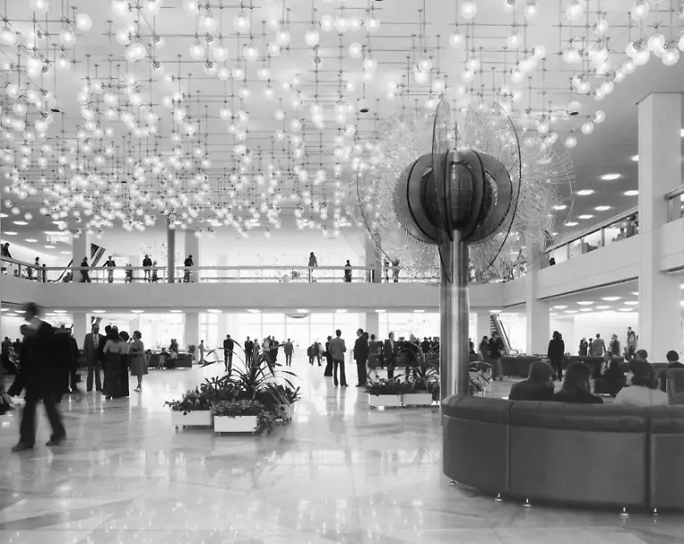 30-04-1976-Berlin-Deutsche-Demokratische-Republik-Mitte-Innenansicht-des-Foyer-im-Palast-der-Republik-mit-glaeserner-Blume-0CE760430A001CARO