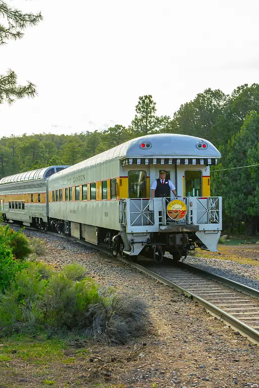 Rear-view-of-a-train-in-Grand-Canyon-National-Park-Grand-Canyon-National-Park-Arizona-USA-April-26-2021-Back-view-of-train-in-Gran-Canyon-National-Park-railway-Conductor-stands-on-the-rear-platform-of-a-moving-train-Grand-Canyon-railway-train-Grand-Canyon-National-Park-Arizona-USA-April-26-2021-Back-view-of-train-in-Gran-Canyon-National-Park-railway-Conductor-stands-on-the-rear-platform-of-a-moving-train-Grand-Canyon-railway-train-04-03-2024-Copyright-xSid10x-Panthermedia36864254