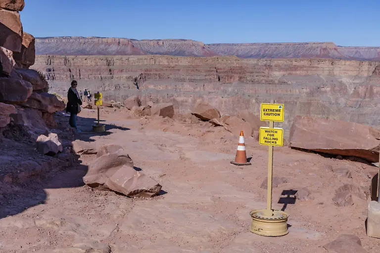 Schild-warnt-vor-Steinschlag-am-Guano-Point-im-Grand-Canyon-West-bei-Peach-Springs-Arizona-Sign-warns-of-falling-rocks-at-Guano-Point-area-of-Grand-Canyon-West-near-Peach-Springs-Arizona-Copyright-imageBROKER-RonxBuskirk-iblbus13962400