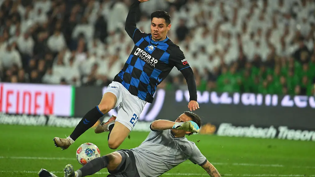 Raphael-Obermair-hier-im-Zweikampf-mit-Hannovers-Torwart-Nahuel-Noll-am-vergangenen-Sonntag-fehlt-dem-Aufstiegsaspiranten-Paderborn-im-Saisonendspurt