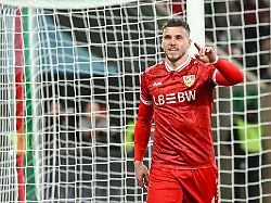 Baden-Württemberg: Auf dem Frühlingsfest: Demirovic löst Bier-Versprechen ein