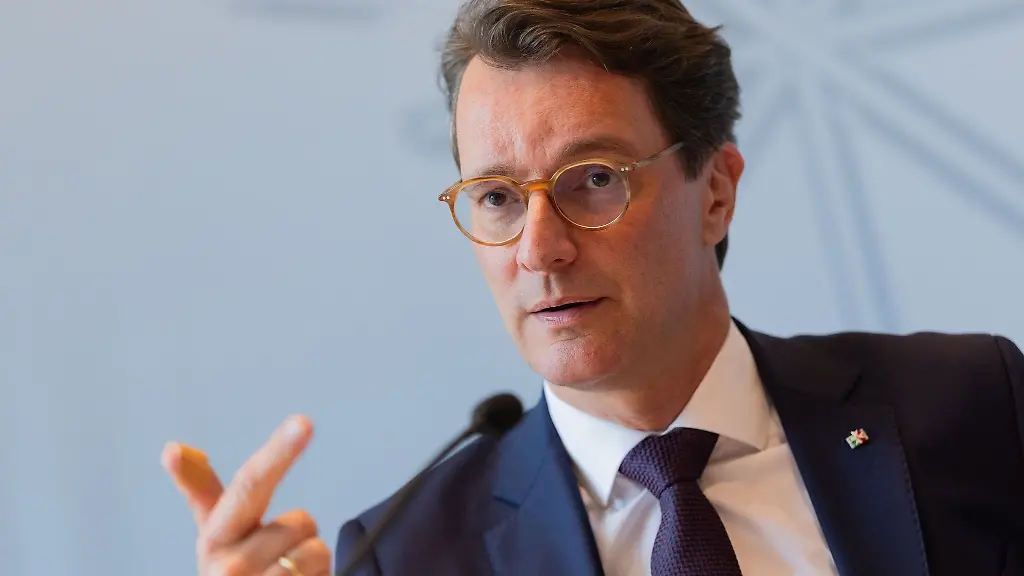 Nordrhein-Westfalens-Ministerpraesident-Hendrik-Wuest-CDU-zaehlt-vor-der-Landespressekonferenz-auf-welche-Themen-ihn-derzeit-am-meisten-bewegen