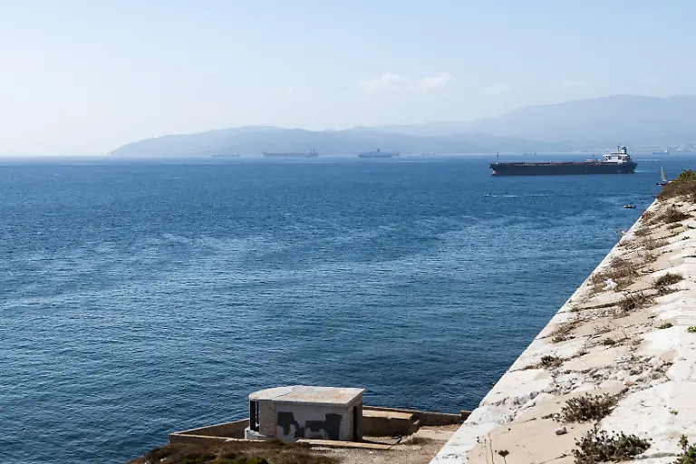 Blick-auf-die-Kueste-von-Afrika-an-der-anderen-Seite-des-Mittelmeers-bei-diesigen-Wetterverhaeltnissen-auf-dem-Wasser-ein-Tanker-GIB-Themenbild-Reisen-Gibraltar-14-10-2025