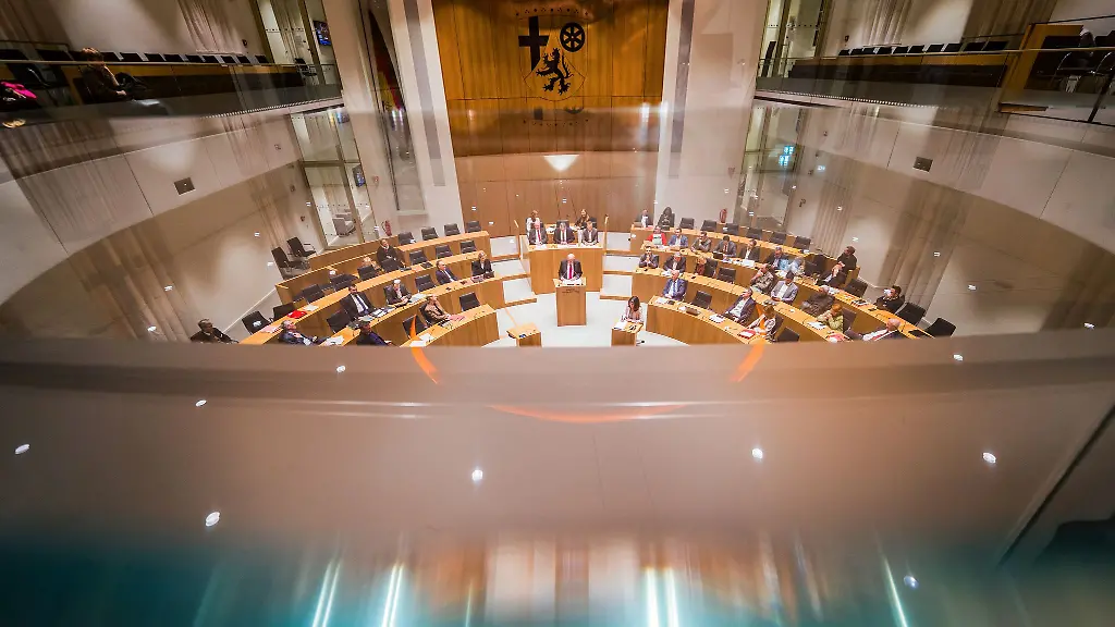 Folge-aus-dem-starken-Abschneiden-der-AfD-bei-der-Landtagswahl-Die-Fraktionen-von-CDU-SPD-und-Gruenen-wollen-die-Verfassung-aendern-und-die-Einsetzung-von-Untersuchungsausschuessen-schwerer-machen