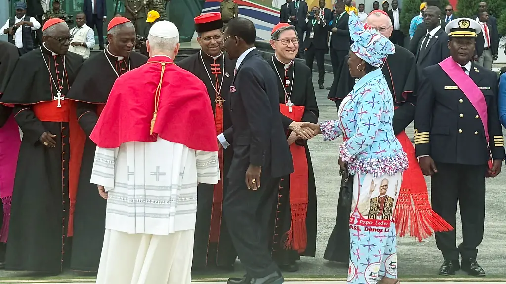 Papst-Leo-XIV-wird-auf-seiner-Afrika-Reise-bei-der-Ankunft-in-Aequatorialguinea-begruesst-Daneben-reicht-die-First-Lady-des-westafrikanischen-Landes-Constancia-Mangue-dem-philippinischen-Geistlichen-Kardinal-Luis-Antonio-Tagle-die-Hand-zu-dpa-First-Lady-begruesst-Papst-in-Leo-XIV
