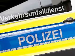 Niedersachsen & Bremen: Transporter kracht in Lkw – Fahrer stirbt auf A28 bei Filsum