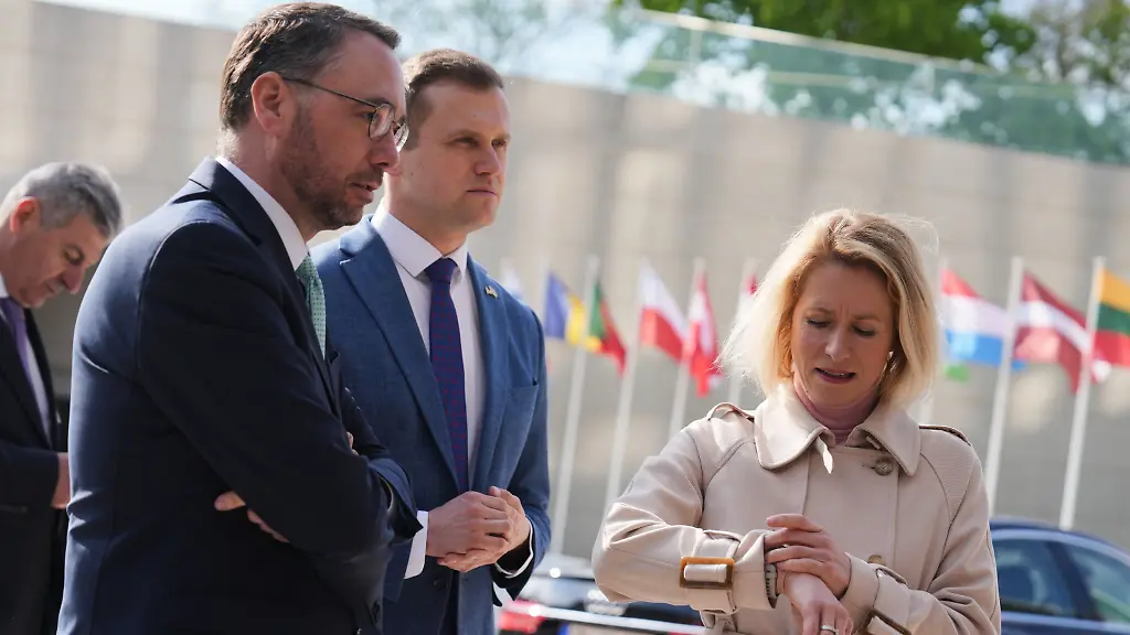 European-Union-foreign-policy-chief-Kaja-Kallas-right-looks-at-her-watch-as-she-arrives-for-a-meeting-of-EU-foreign-ministers-at-the-European-Council-building-in-Luxembourg-Tuesday-April-21-2026
