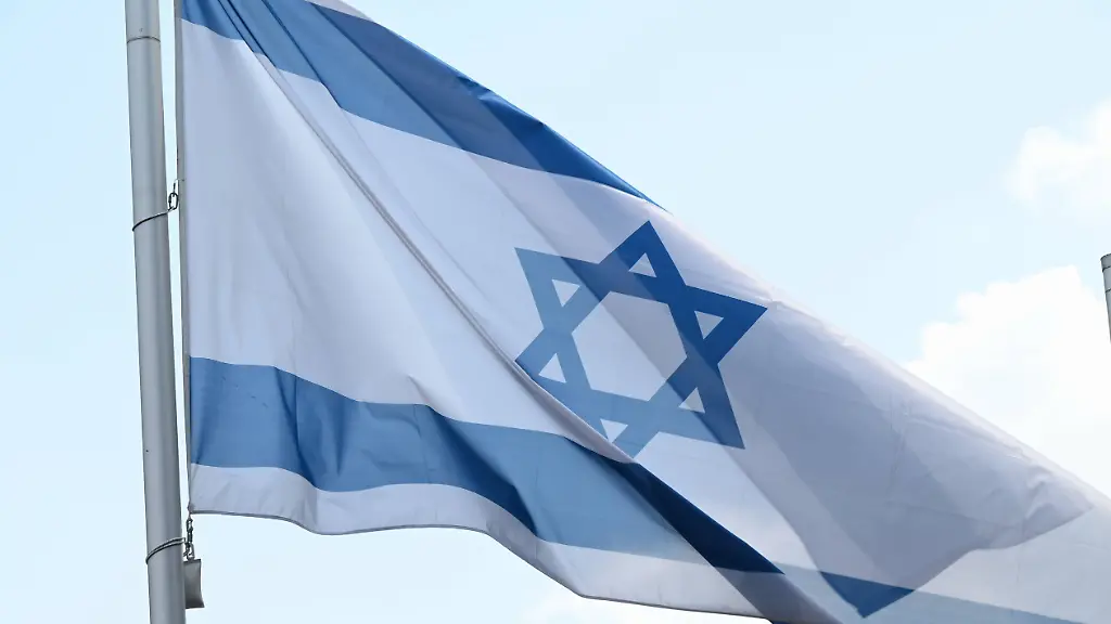 Flagge-von-Israel-weht-im-Wind-Flag-of-Israel-fluttering-in-the-wind