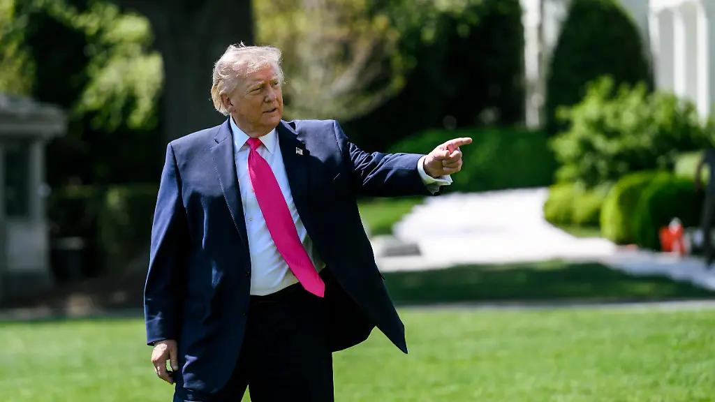 April-20-2026-Washington-Dc-United-States-of-America-U-S-President-Donald-Trump-gestures-to-the-media-pool-before-boarding-Marine-One-on-the-South-Lawn-of-the-White-House-April-16-2026-in-Washington-D-C-Trump-departed-to-Joint-Base-Andrews-then-on-to-Las-Vegas