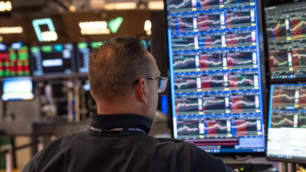 April-10-2026-New-York-New-York-USA-A-trader-works-with-trade-equities-on-the-floor-of-the-New-York-Stock-Exchange-NYSE-in-New-York-NY-on-April-10-2026-Stock-market-slide-slightly-into-the-red-after-two-days-of-rally-as-US-and-Iran-agreed-on-ceasefire-however-Dow-Jones-and-broad-S-P-500-ended-week-in-the-green