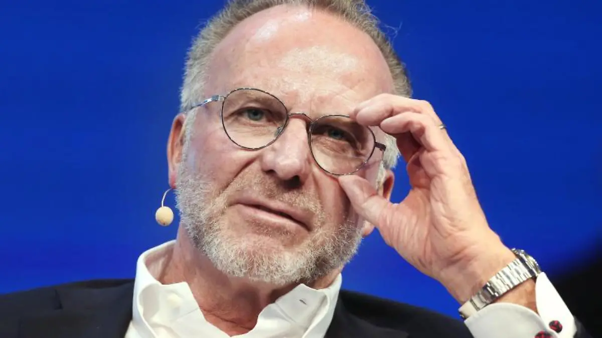 Karl-Heinz-Rummenigge-Vorstandsvorsitzender-des-FC-Bayern-Muenchen-sitzt-bei-einem-Pressekonferenz