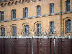 Berlin & Brandenburg: Schutz vor Angriffen in Haft - mehr Geld und Spezial-Schals