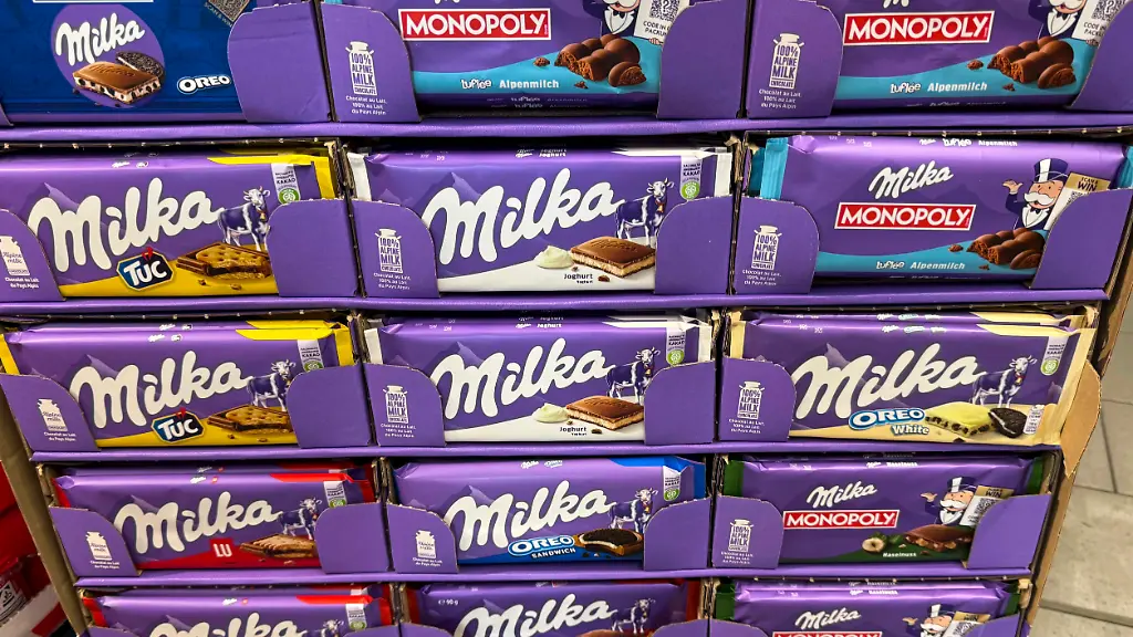 SYMB-SCHOKOLADE-Aufsteller-Sonderpreis-Aktion-mit-verschiedene-Sorten-Milka-Schokolade-Tafeln-in-Lilla-Folie-zum-Verkauf-beim-Discounter-Milka-ist-eine-Marke-fuer-Schokoladenprodukte-des-US-amerikanischen-Nahrungsmittelkonzerns-Mondelez-International