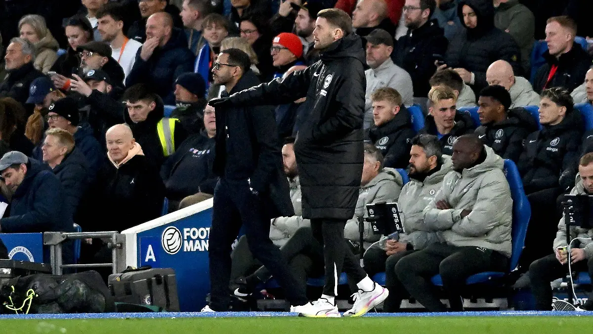 Chelsea-head-coach-Liam-Rosenior-on-the-left-alongside-Brighton-head-coach-Fabian-Hurzeler-during-the-Premier-League-match-between-Brighton-and-Hove-Albion-and-Chelsea-at-the-American-Express-Stadium-Brighton-UK-21st-April-2026-Brighton-Hove-Albion-vs-Chelsea-Premier-League-Football-Amex-Stadium-Sussex-United-Kingdom-21-Apr-2026Brighton-Amex-Stadium-Sussex-United-Kingdom-EDITORIAL-USE-ONLY-No-use-with-unauthorised-audio-video-data-fixture-lists-club-league-logos-or-live-services-Online-in-match-use-limited-to-120-images-no-video-emulation-No-use-in-betting-games-or-single-club-league-player-publications
