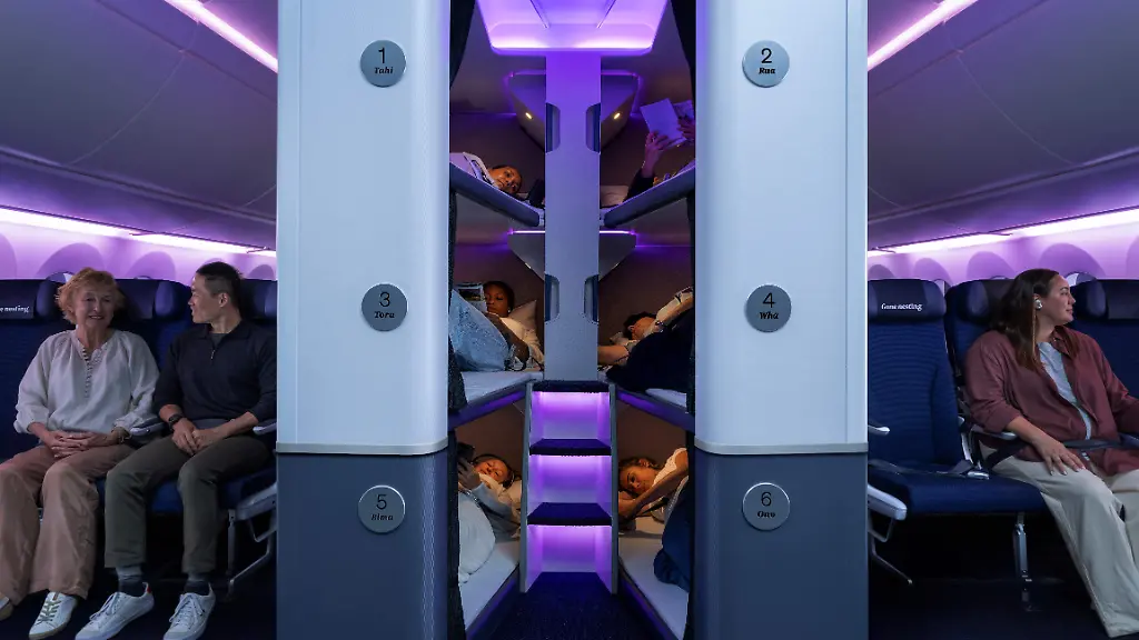Auf-der-von-Air-New-Zealnd-zur-Verfuegung-gestellten-undatierten-Aufnahme-ist-das-neue-Skynest-in-der-Economy-Class-zu-sehen-Die-Fluggesellschaft-fuehrt-erstmals-Schlafkapseln-ein-vollwertige-Liegeplaetze-in-Etagenbett-Anordnung-mitten-in-der-Kabine-eines-Boeing-787-9-Dreamliner