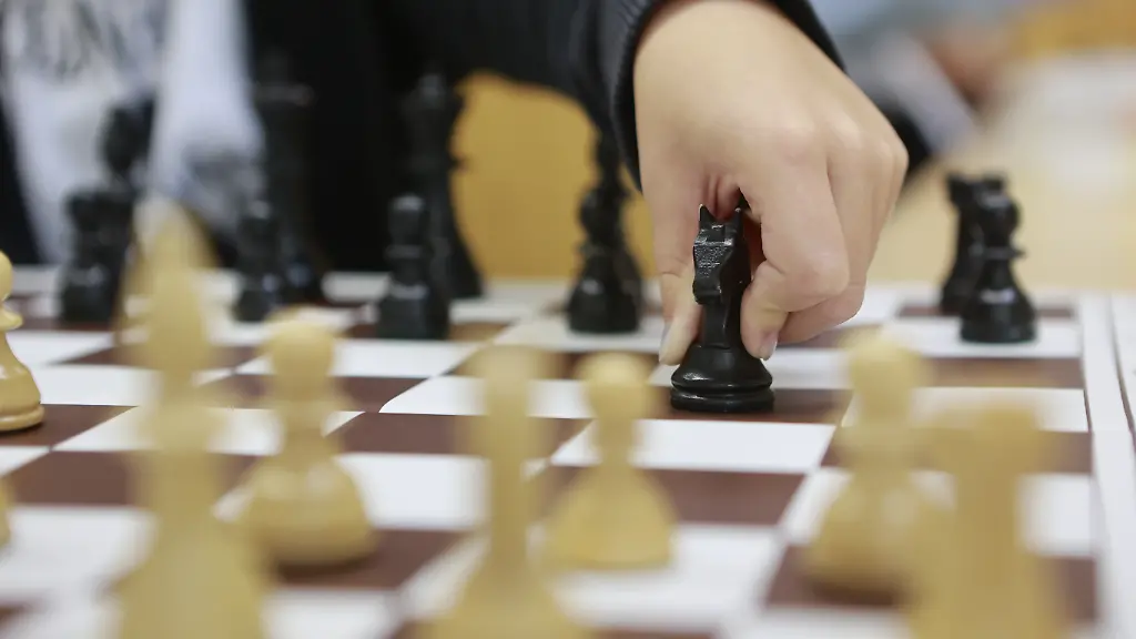 ARCHIV-18-09-2023-Sachsen-Anhalt-Stroebeck-Schulkinder-sitzen-im-Klassenraum-und-spielen-Schach-Die-Grundschule-Dr-Emanuel-Lasker-ist-die-einzige-Schule-ihrer-Art-mit-dem-Pflichtfach-Schach-fuer-Kinder-von-der-2-bis-zur-4-Klasse-Weil-seit-200-Jahren-im-Schachdorf-Stroebeck-bei-Halberstadt-Schach-unterrichtet-wird-beginnt-an-diesem-Montag-eine-Festwoche