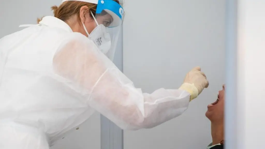 Eine-Reisende-wird-im-Corona-Testzentrum-getestet