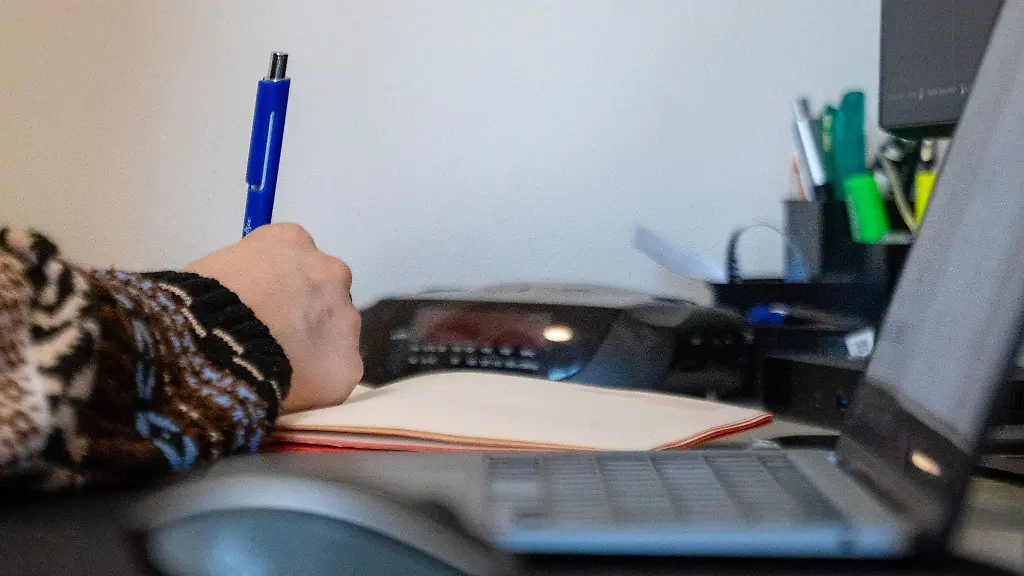 Viele-Arbeitnehmerinnen-und-Arbeitnehmer-arbeiten-zumindest-zeitweise-von-zu-Hause-aus
