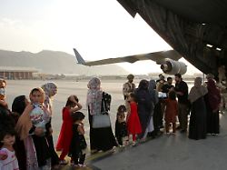 Bild: Trump löst Zwischenlager auf: Bericht: US-Regierung will afghanische Ortskräfte in den Kongo abschieben