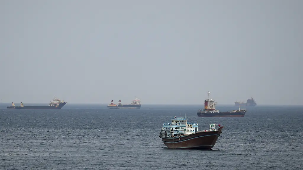 Ships-and-boats-in-the-Strait-of-Hormuz-Musandam-Oman-April-22-2026