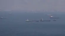 Iran greift mehrere Containerschiffe in der Straße von Hormus an und beschlagnahmt zwei Frachter.