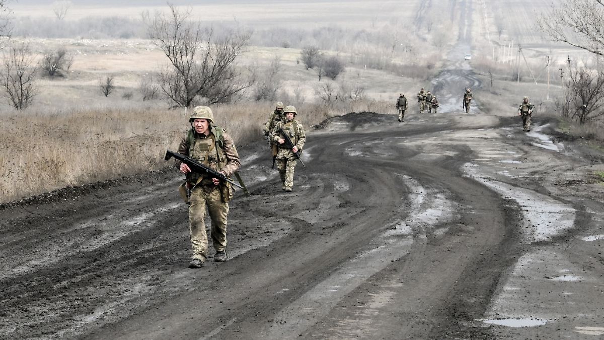 Ukraine War: Battlefield Gains, Rising Casualties, and the Search for Peace After Four Years of Conflict