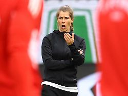 Cheftrainerin "überfordert"?: Eta lässt beißende Kritik von Trainer-Urgestein Magath an sich abprallen