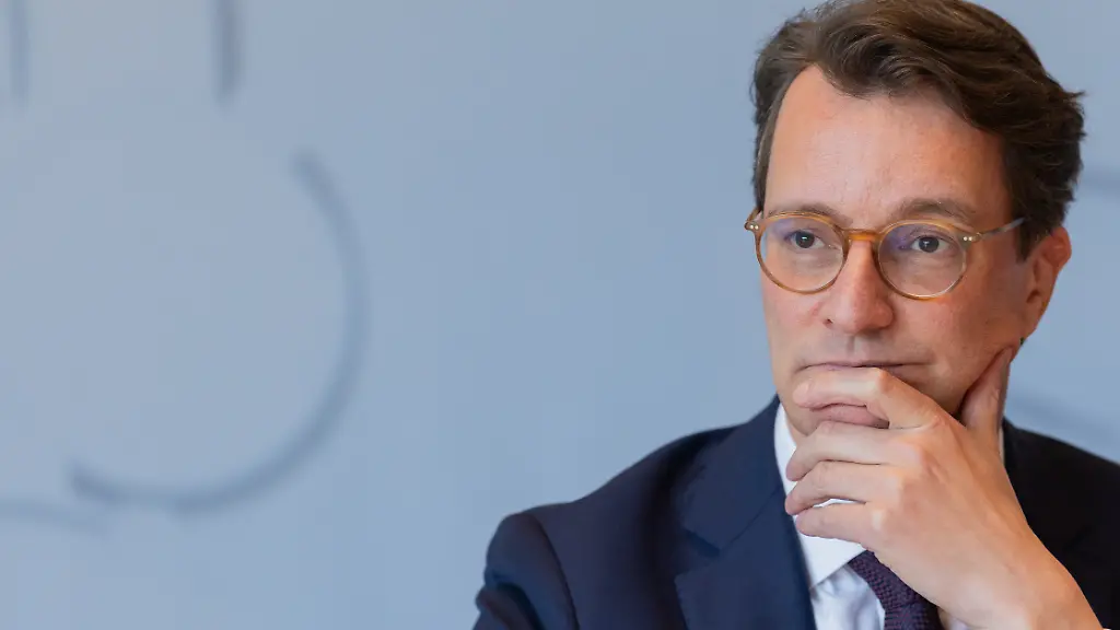 Hendrik-Wuest-CDU-MInisterpraesident-von-Nordrhein-Westfalen-aeussert-sich-in-der-Landespressekonferenz-im-Landtag-zu-aktuellen-politischen-Themen