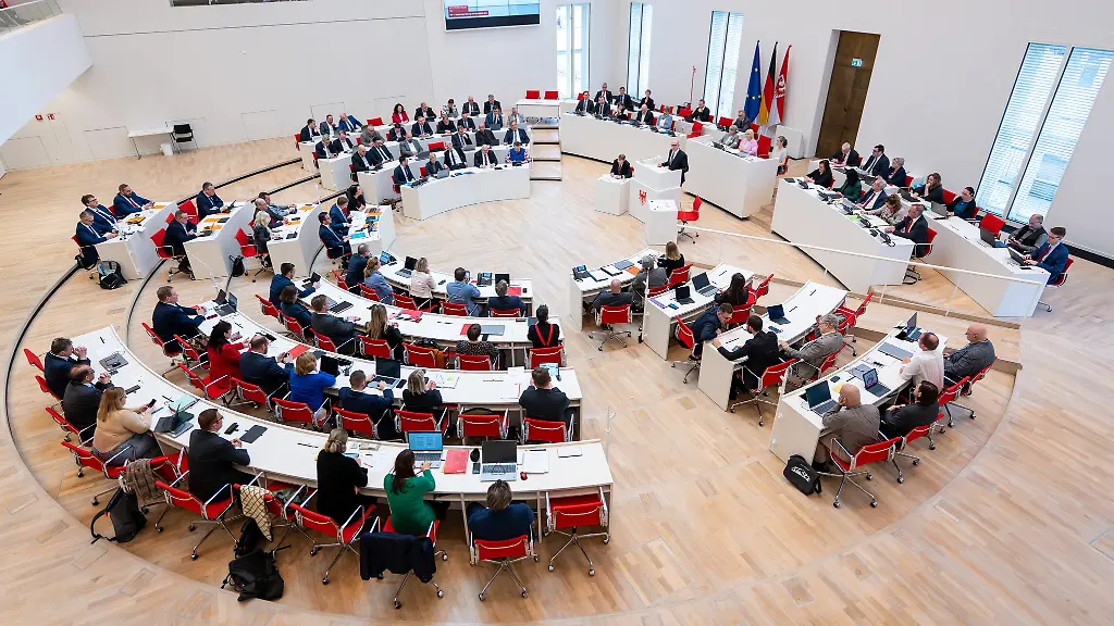 Die-Abgeordneten-im-Brandenburger-Landtag-haben-neuen-Gesetzen-zugestimmt