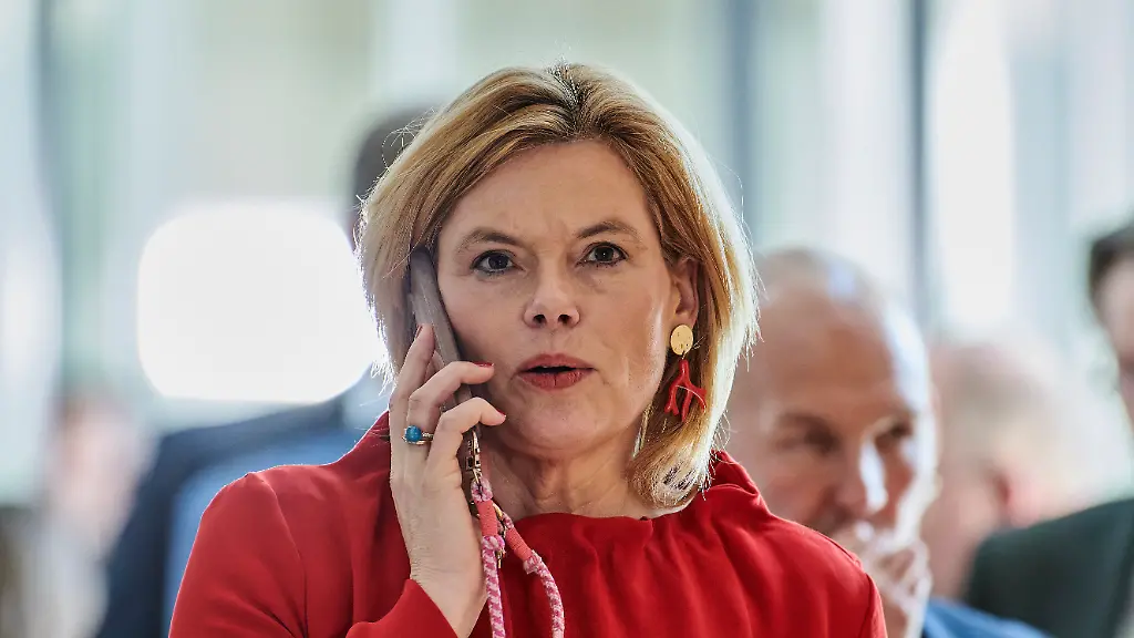 Europa-Deutschland-Berlin-18-03-2025-Julia-Kloeckner-CDU-Mitglied-des-Deutschen-Bundestages-BT-Abstimmung-Grundgesetzaenderung-Es-geht-um-die-Zustimmung-zu-drei-Grundgesetzaenderungen-Ein-Sondervermoegen-und-die-Schuldenbremse-lassen-sich-nur-durch-eine-Grundgesetzaenderung-realisieren