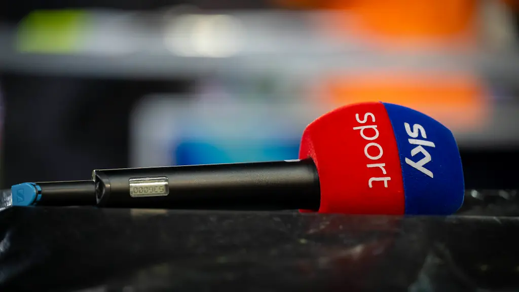 10-04-2026-Fussball-1-Bundesliga-2025-2026-29-Spieltag-FC-Augsburg-TSG-1899-Hoffenheim-in-der-WWK-Arena-Augsburg-Mikrofon-SKY-Sport-am-Spielfeldrand-Waehrend-des-Spieles-duerfen-laut-DFL-Richtlinien-nur-max-15-Bilder-im-Internet-verwendet-werden-Ausgenommen-Bilddatenbanken-DFL-and-DFB-regulations-prohibit-any-use-of-photographs-as-image-sequences-and-or-quasi-video