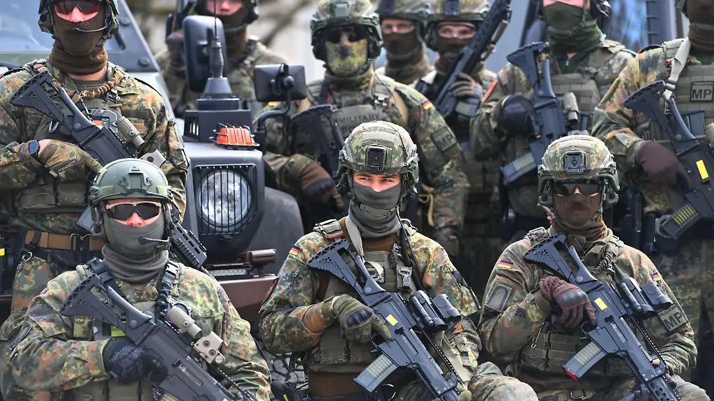 Feldjaeger-Military-Police-Militaerpolizei-MP-im-Einsatz-Soldat-Soldaten-Gemeinsamen-Terrorabwehruebung-der-Bayerischen-Polizei-und-Bundeswehr-am-19-03-2026-in-Dachau-Rund-150-Polizeieinsatzkraefte-25-Feldjaeger-und-20-Kraefte-der-Berufsfeuerwehr-Muenchen-ueben-die-Zusammenarbeit-an-einem-komplexen-Anschlagsszenario-zum-Thema-Sabotage