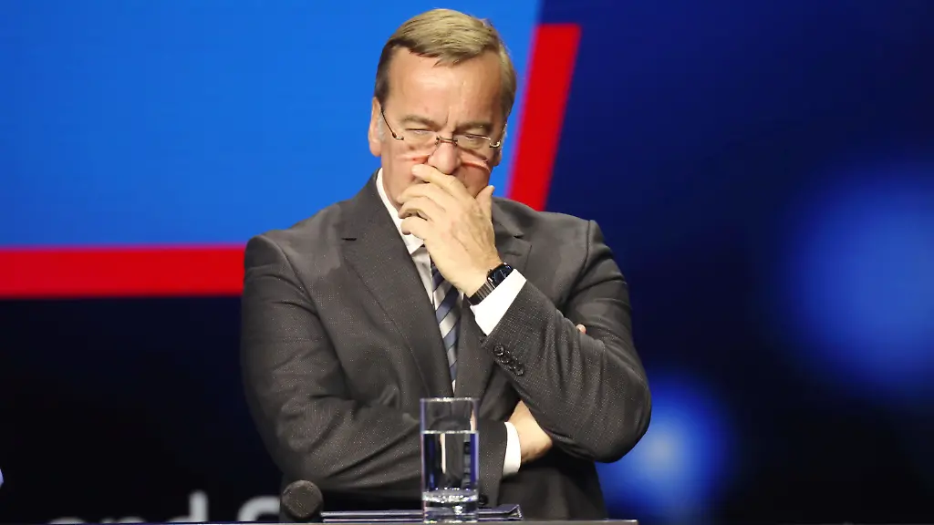 Boris-Pistorius-Bundesminister-der-Verteidigung-spricht-bei-einer-Veranstaltung-am-Eroeffnungstag-der-Hannover-Messe-in-der-Halle-25-Center-Stage-Brasilien-ist-in-diesem-Jahr-Partnerland-der-Hannover-Messe-Hannover-20-04