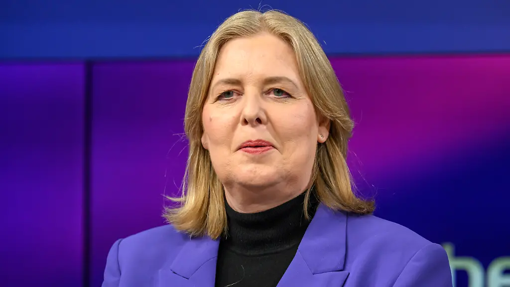 v-l-Baerbel-Bas-SPD-Bundesarbeitsministerin-GER-Berlin-Studio-zu-Gast-bei-Maischberger-politische-Talkshow-TV-Format-mit-Moderatorin-Sandra-Maischberger-Das-Erste-aus-Adlershof-Am-Studio-20-22