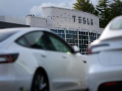 Auslieferungen steigen: Mehr Umsatz und Gewinn: Tesla schreibt wieder bessere Zahlen