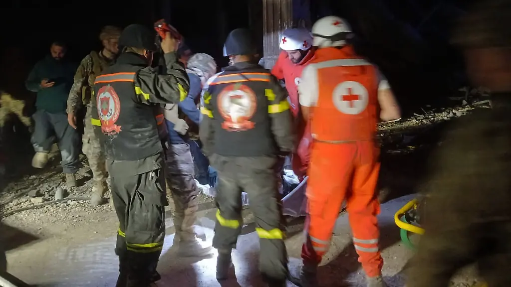 Dieses-vom-libanesischen-Zivilschutz-veroeffentlichte-Foto-soll-libanesische-Freiwillige-des-Roten-Kreuzes-zeigen-und-Mitarbeiter-des-Zivilschutzes-die-den-Leichnam-einer-libanesischen-Journalistin-tragen-die-fuer-die-Tageszeitung-Al-Akhbar-gearbeitet-hat-und-bei-einem-israelischen-Luftangriff-getoetet-wurde