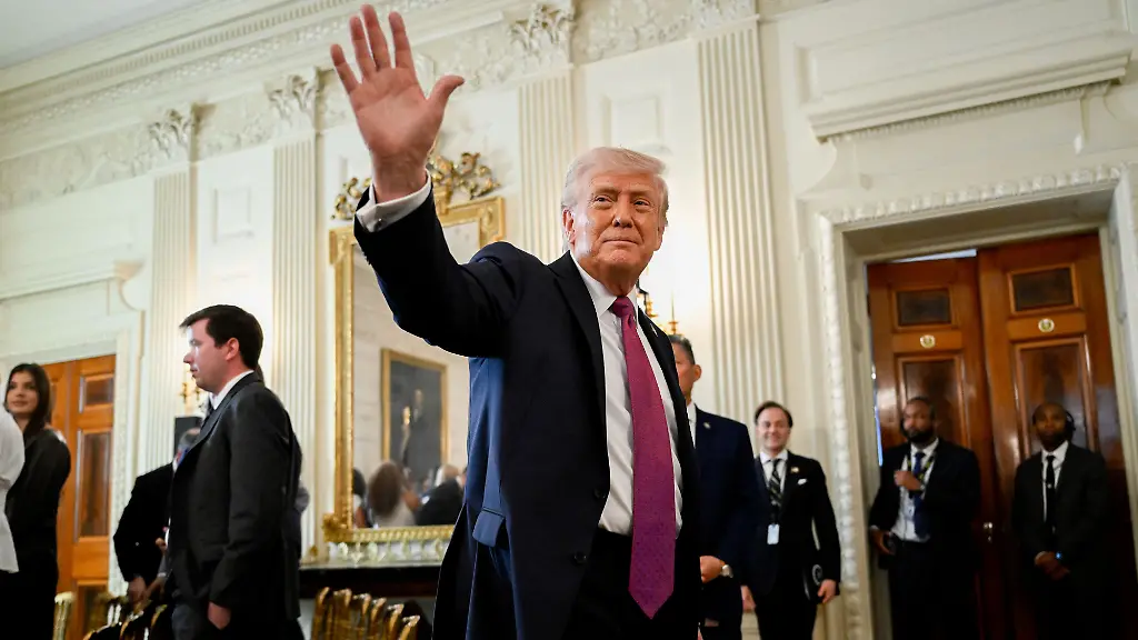 United-States-President-Donald-J-Trump-departs-after-speaking-in-the-State-Dining-Room-of-the-White-House-in-Washington-DC-USA-on-Tuesday-April-21-2026-The-White-House-is-hosting-an-event-to-honor-NCAA-collegiate-national-champions