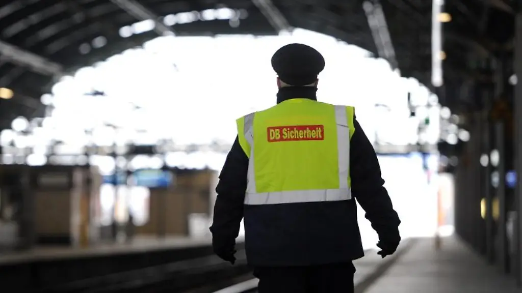 Eine-Mitarbeiterin-der-DB-Sicherheit-Einsatzgruppe-geht-ueber-einen-Bahnsteig