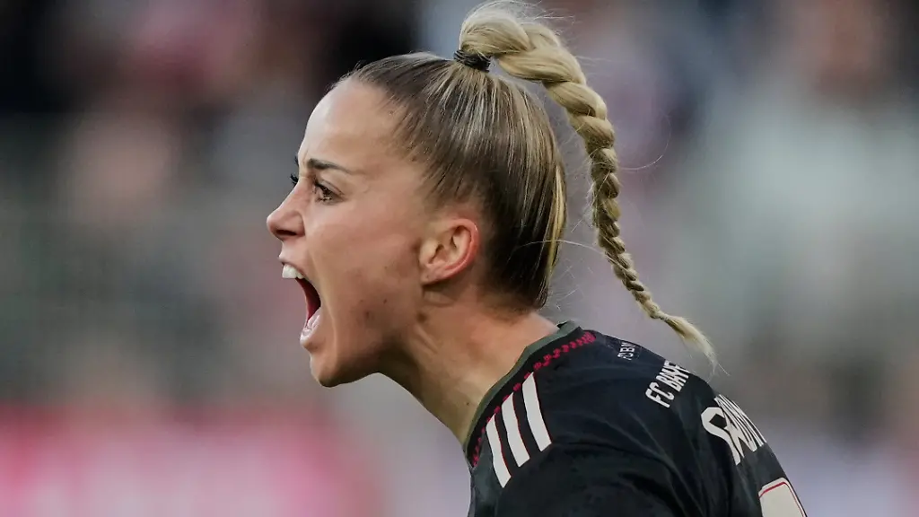 Bayern-s-Giulia-Gwinn-celebrates-her-side-s-third-goal-during-a-German-women-s-Bundesliga-soccer-match-between-1-FC-Union-Berlin-and-Bayern-Munich-in-Berlin-Germany-Wednesday-April-22-2026