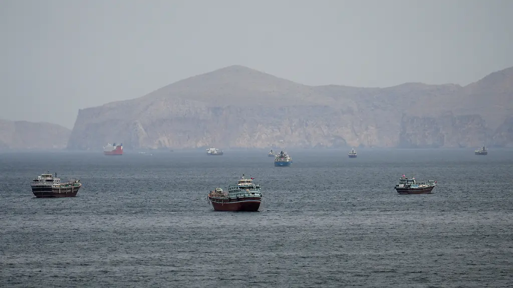 Ships-and-boats-in-the-Strait-of-Hormuz-Musandam-Oman-April-22-2026