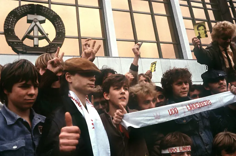 Mit-Fan-Schals-warten-junge-Leute-im-Oktober-1983-vor-dem-Palast-der-Republik-in-Ostberlin-auf-den-westdeutschen-Rockmusiker-Udo-Lindenberg-der-dort-erstmals-ein-Konzert-geben-wird