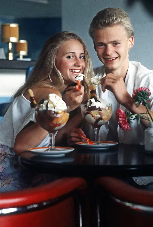 Ein-junges-Paar-beim-Eisessen-in-der-Eisbar-im-Palast-der-Republik-in-Berlin-aufgenommen-1986