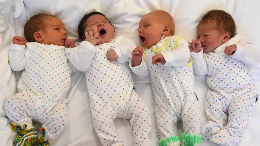 Vier-wenige-Stunden-alte-Babys-Connor-aus-Deutschland-Lionel-aus-Kuba-Sebastian-aus-Deutschland-und-Ryan-aus-China-l-r-liegen-in-der-Geburtenstation-im-Krankenhaus-St-Elisabeth-in-Leipzig-nebeneinander-aufgenommen-am-17-10-2016-Die-Geburtenstation-der-Einrichtung-verzeichnet-in-diesem-Jahr-einen-Boom-Mit-bereits-ueber-2200-Kindern-in-diesen-Tagen-wurde-der-gleiche-Vorjahreszeitraum-um-mehr-als-20-Prozent-ueberboten-Auf-Grund-des-anhaltenden-Babybooms-wird-jetzt-ueber-eine-Erweiterung-der-Kapazitaeten-nachgedacht