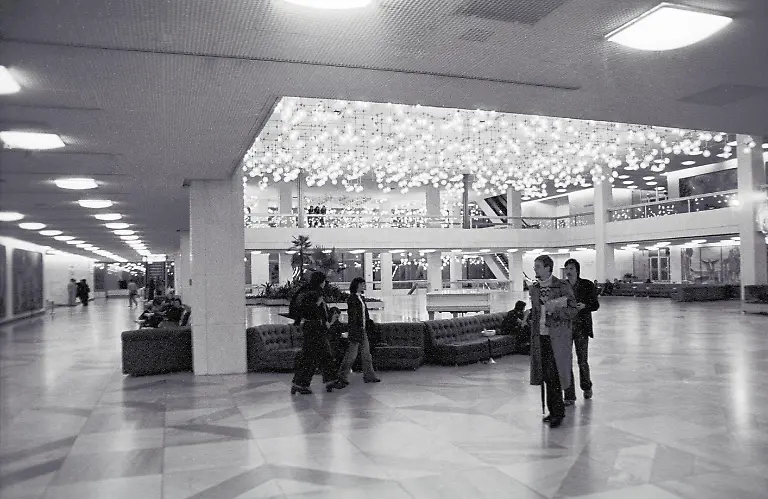 30-09-1983-DDR-Ost-Berlin-Stadtbezirk-Mitte-Blick-in-die-Eingangshalle-vom-Palast-der-Republik
