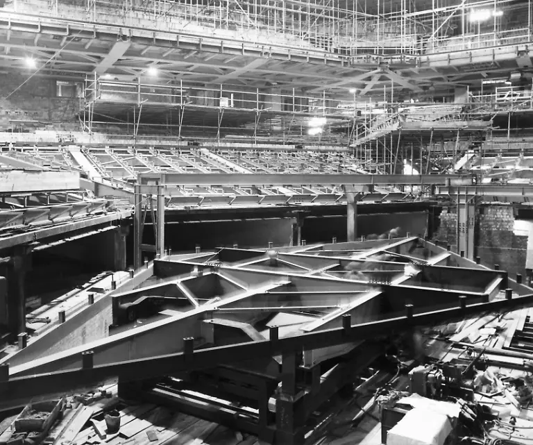 15-06-1975-Berlin-Deutsche-Demokratische-Republik-Mitte-Innenausbau-des-Grossen-Saales-des-Palast-der-Republik-0CE750615A001CARO