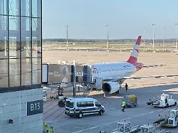 Notrutsche aktiviert: Abschiebehäftling randaliert in Flugzeug am BER