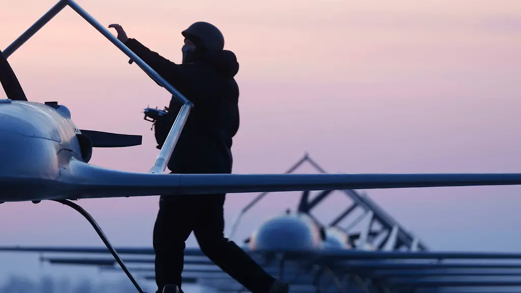 ARCHIV-28-02-2025-Ukraine-Ein-ukrainischer-Soldat-des-Verteidigungsnachrichtendienstes-bereitet-den-Start-der-Langstreckendrohne-An-196-Ljutyj-an-einem-ungenannten-Ort-in-der-Ukraine-vor