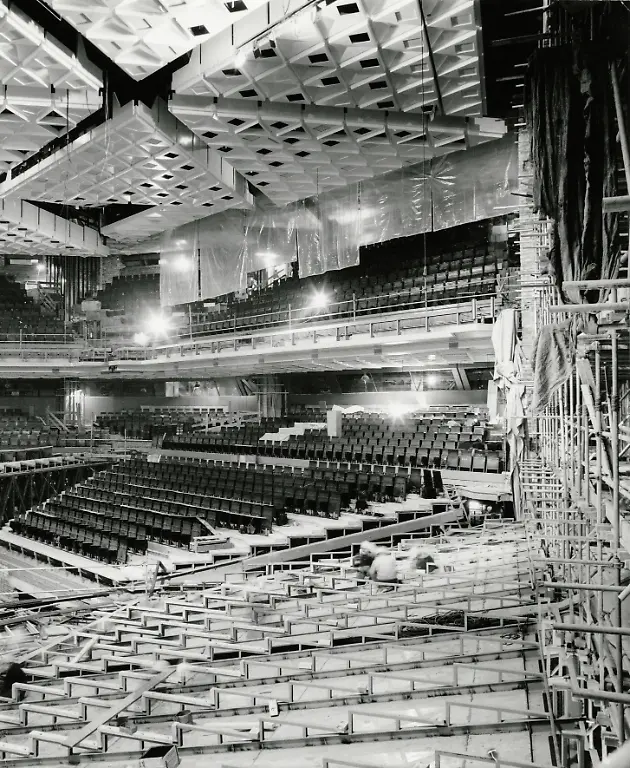 13-07-1975-Berlin-Deutsche-Demokratische-Republik-DDR-Innenausbau-des-Grossen-Saales-des-Palast-der-Republik-HF-BaugerA-st-europA-isch-GebA-ude-GerA-st-0CE750713A002CARO